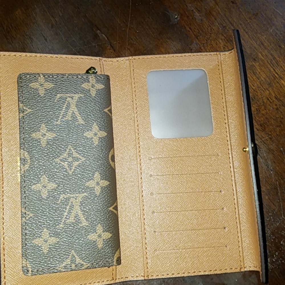 Louis Vuitton Wallet - Picture 3 of 4